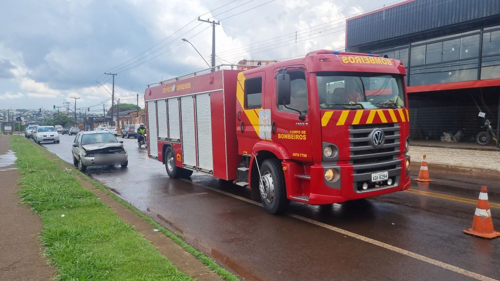 Após sair da mecânica, Fiesta pega fogo na Avenida das Pombas