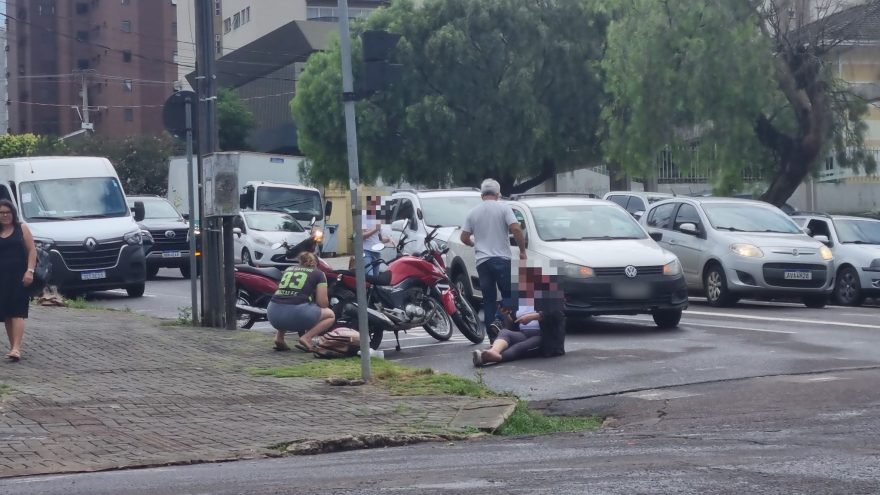 Engavetamento deixa motociclista ferida no Centro