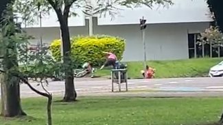 Vídeo mostra idoso esfaqueando dois homens durante discussão no Centro