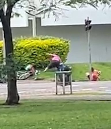 Imagem referente a Vídeo mostra idoso esfaqueando dois homens durante discussão no Centro