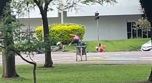 Imagem referente a Vídeo mostra idoso esfaqueando dois homens durante discussão no Centro