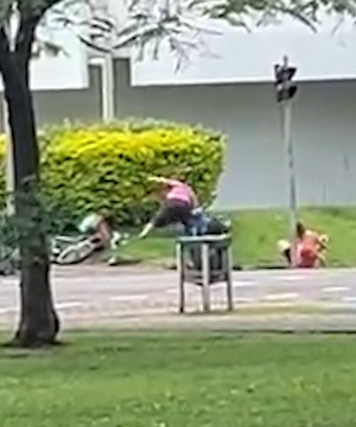 Imagem referente a Vídeo mostra idoso esfaqueando dois homens durante discussão no Centro