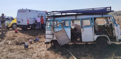 Imagem referente a Acidente com Kombi deixa um morto e quatro feridos