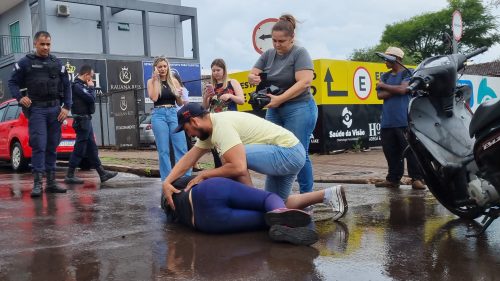 Imagem referente a Motociclista é socorrida pelo Siate após acidente na Rua Paraguai