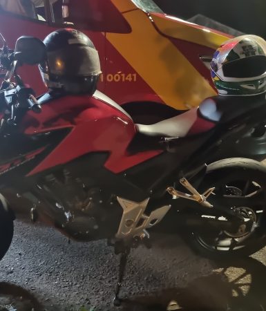 Imagem referente a Duas motos colidem no Bairro Santa Felicidade e pai e filho ficam feridos