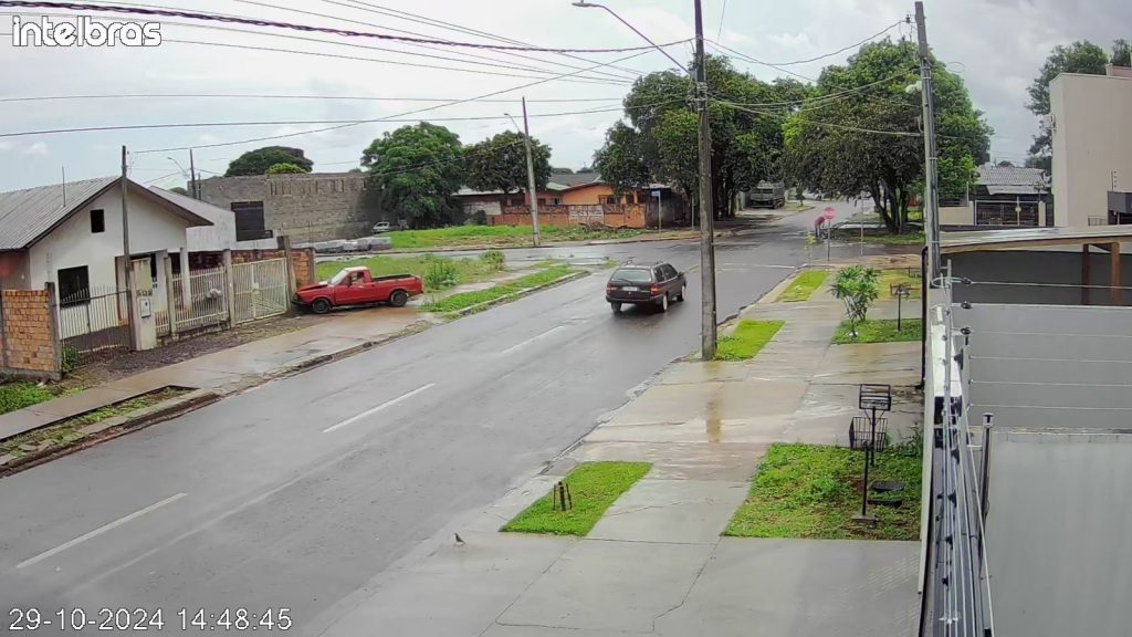 Imagem flagra carro atingindo muro em residência no Cascavel Velho