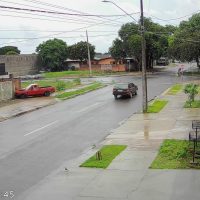 Imagem referente a Imagem flagra carro atingindo muro em residência no Cascavel Velho