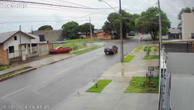 Imagem referente a Imagem flagra carro atingindo muro em residência no Cascavel Velho