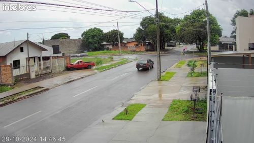 Imagem referente a Imagem flagra carro atingindo muro em residência no Cascavel Velho