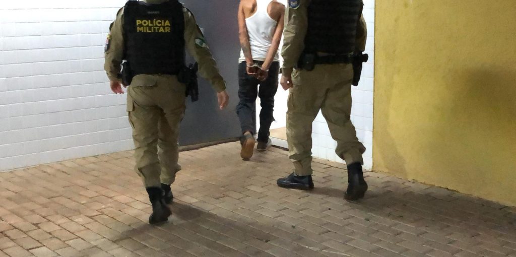 Mulher com mandado de prisão por roubo é detida pela PM no Interlagos