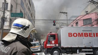 Bombeiros controlam incêndio em shopping no centro de São Paulo