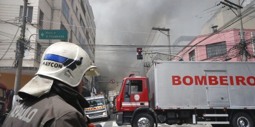 Imagem referente a Bombeiros controlam incêndio em shopping no centro de São Paulo