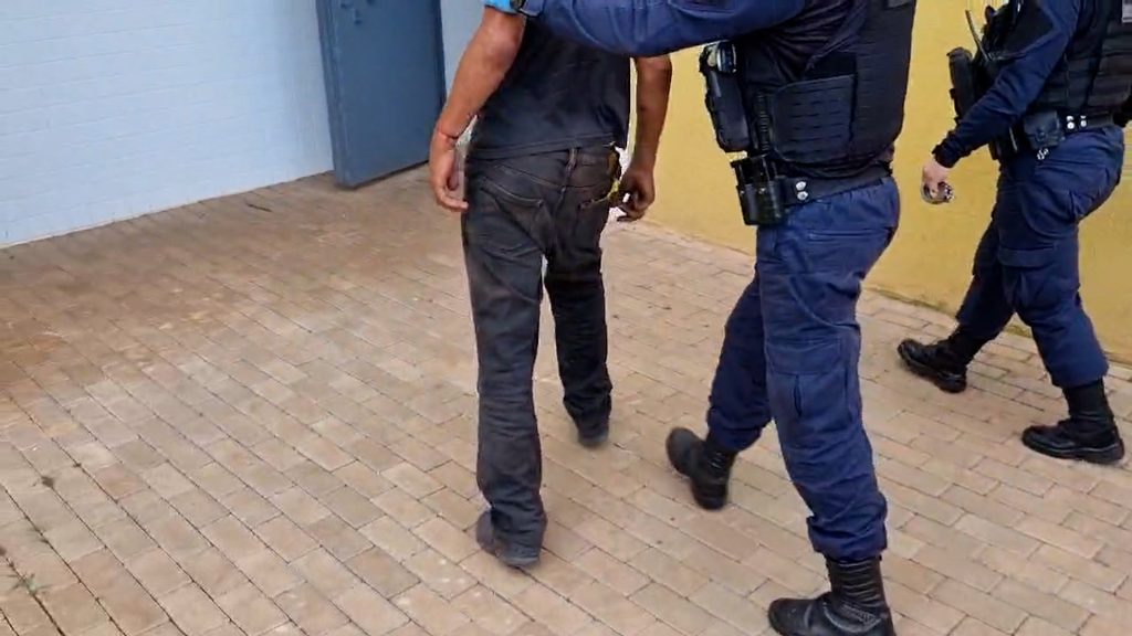 Homem com moto grita para agentes da Transitar: “Eu tô bêbado” e é preso por embriaguez