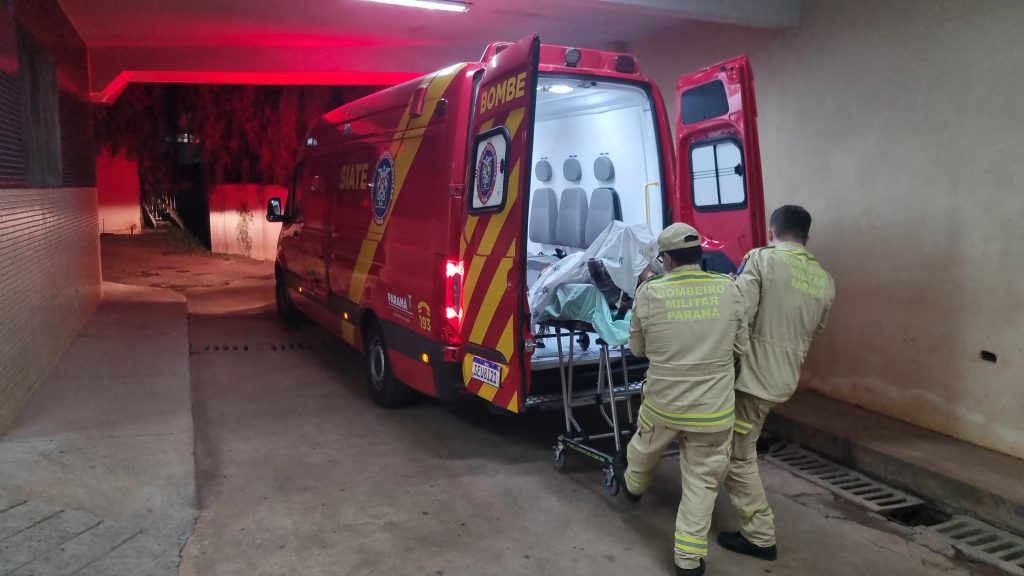 Adolescente fica ferida ao se levantar da cama; vítima teve luxação em joelho