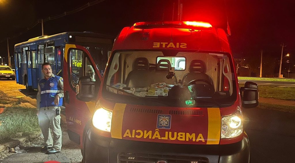 Ciclista fere o rosto após colidir com ônibus na marginal de BR-277 em Foz