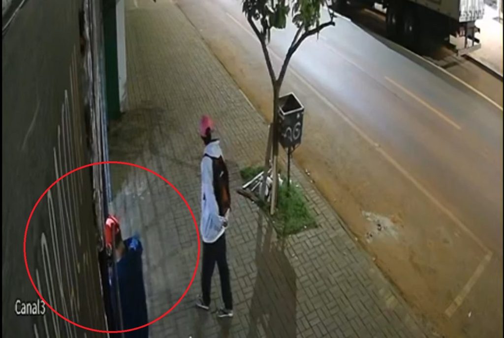 Vídeo mostra ação de criminosos em tentativa de arrombamento na Avenida Papagaios