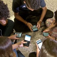 Imagem referente a Comissão de Educação aprova projeto que proíbe celular em escolas