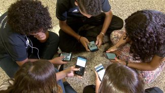 Comissão de Educação aprova projeto que proíbe celular em escolas