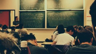 Investimento em educação está diminuindo, diz relatório internacional