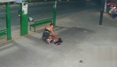 Imagem referente a Mulher é violentamente esfaqueada em ponto de ônibus