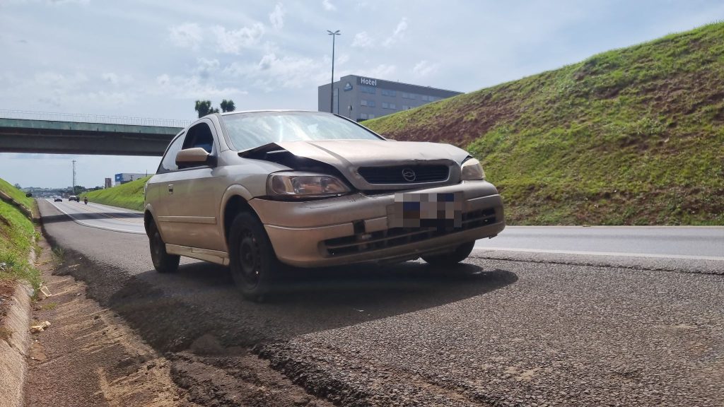 Astra colide contra carreta na BR-277, em Cascavel