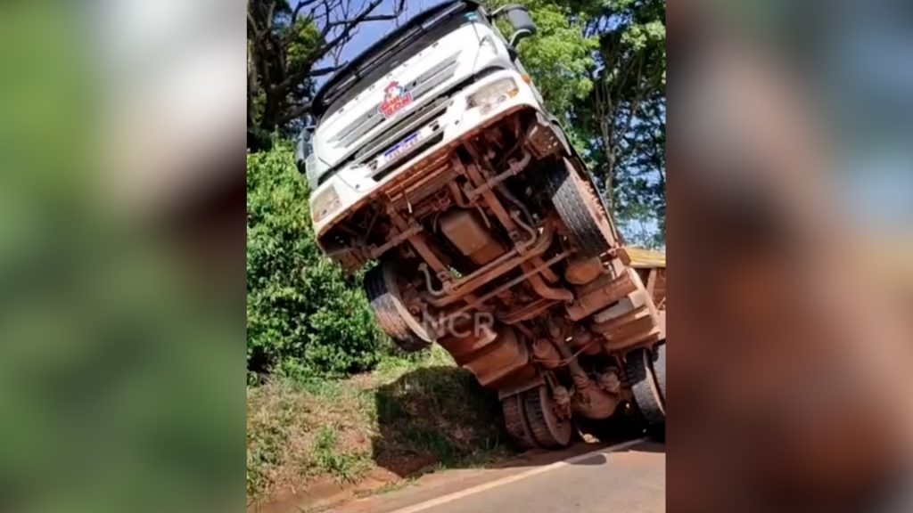Acidente interdita trecho da rodovia entre Cianorte e Terra Boa