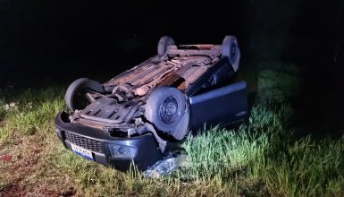 Imagem referente a Casal com bebê de um ano capota carro na rodovia BR-163