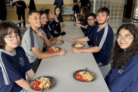 Imagem referente a 4,3 mil toneladas de alimentos: Governo entrega última remessa da merenda para as escolas