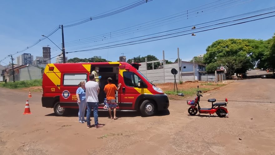 Colisão entre carro e moto é registrada na Rua Santa Catarina