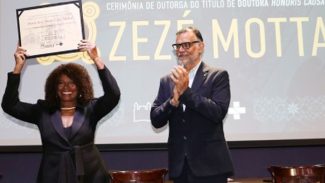 Zezé Motta recebe título de Doutora Honoris Causa da Fiocruz