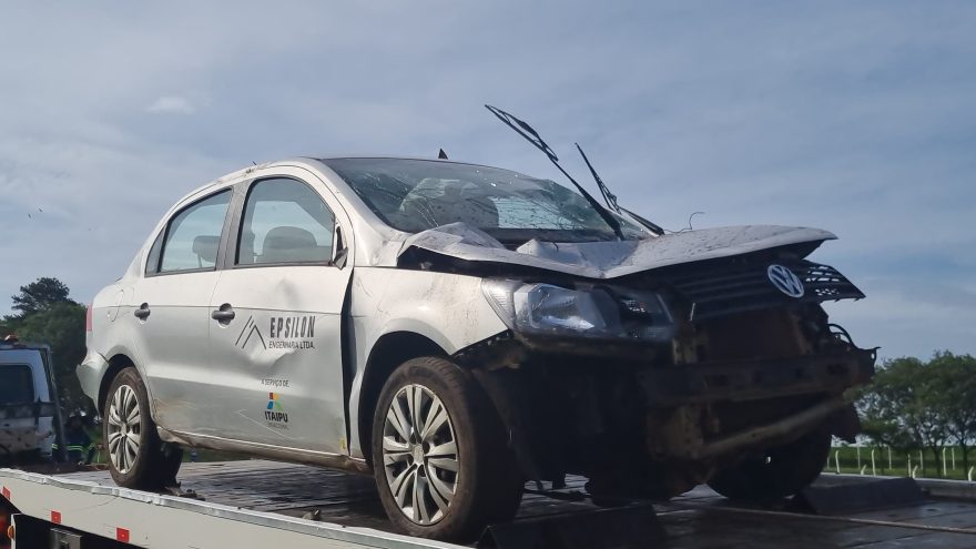 Condutor perde o controle e cai com Voyage em barranco na BR-163 em Cascavel