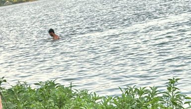 Imagem referente a Ai que delícia o verão! Homem é flagrado tomando banho no Lago Municipal