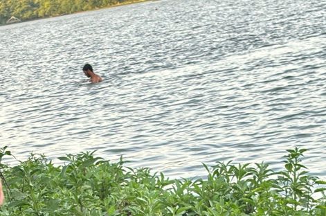 Imagem referente a Ai que delícia o verão! Homem é flagrado tomando banho no Lago Municipal