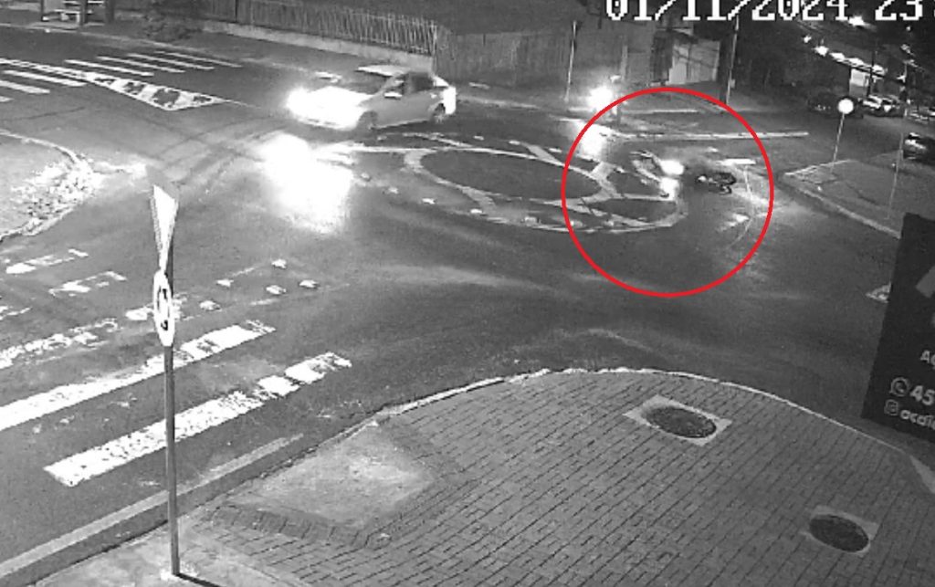 Câmera flagra acidente que deixou motociclista ferido no bairro Guarujá