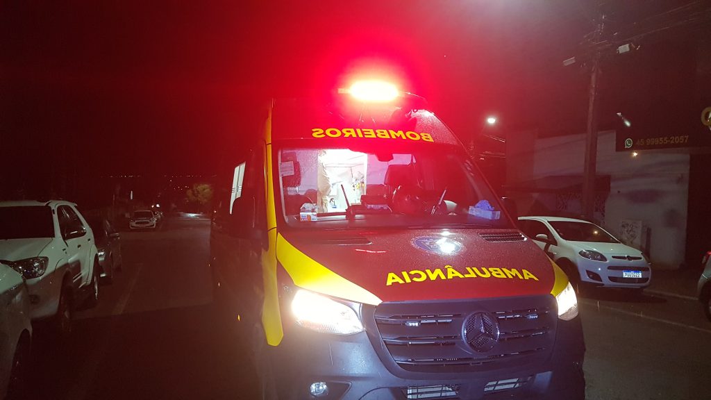 Homem fica ferido ao cair de cabeça na calçada no Centro