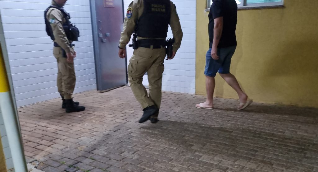 Homem é detido após agredir a companheira no bairro Pacaembu