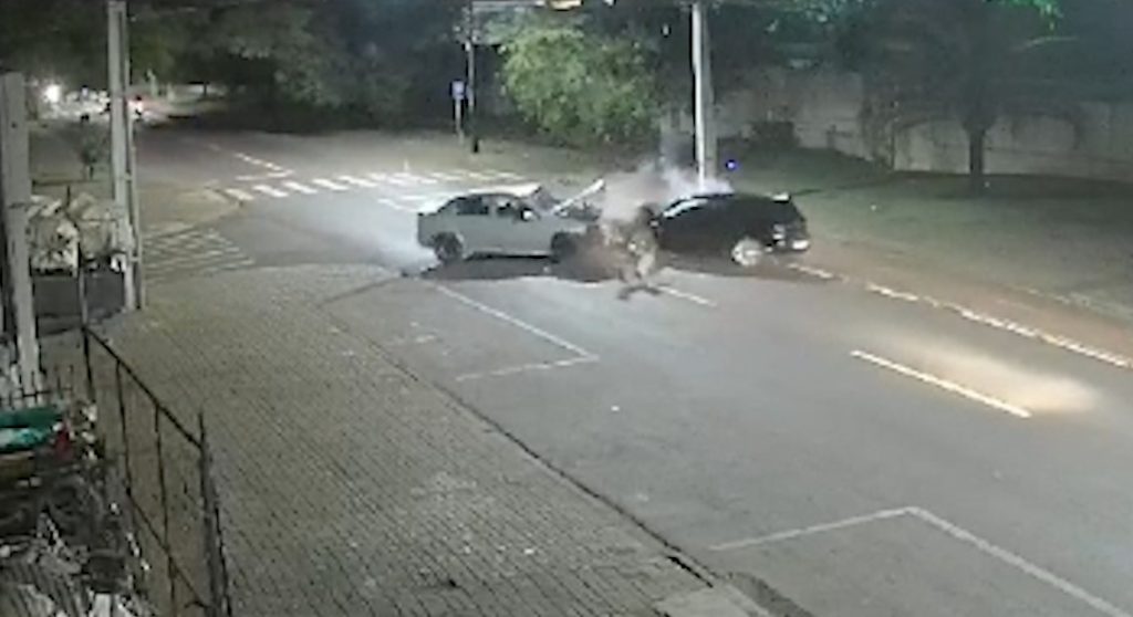 Imagens mostram colisão frontal entre Golf e Astra na Avenida Piquiri