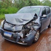 Imagem referente a Sandero colide em ônibus parado no bairro Brasília