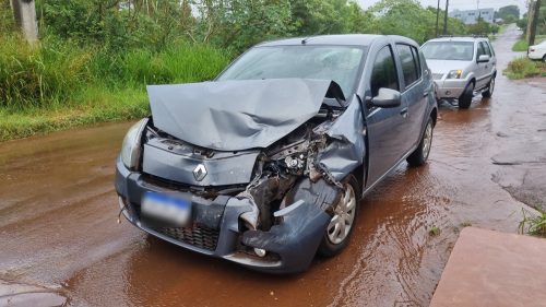 Imagem referente a Sandero colide em ônibus parado no bairro Brasília