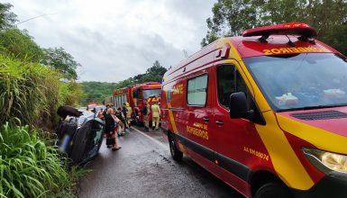 Imagem referente a Policial Militar fica ferida em acidente com capotamento na BR-163, em Cascavel