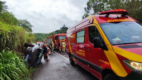 Imagem referente a Policial Militar fica ferida em acidente com capotamento na BR-163, em Cascavel