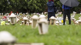 Familiares homenageiam entes queridos em Dia de Finados