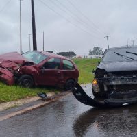 Imagem referente a Focus roda na pista e atinge Palio no Trevo do Guarujá