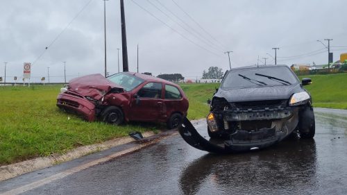 Imagem referente a Focus roda na pista e atinge Palio no Trevo do Guarujá