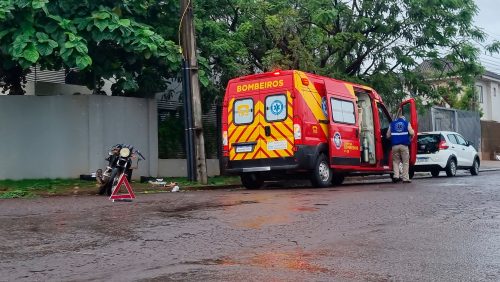 Imagem referente a Motociclista fica ferido ao colidir com Fiat Mobi no bairro Parque Verde