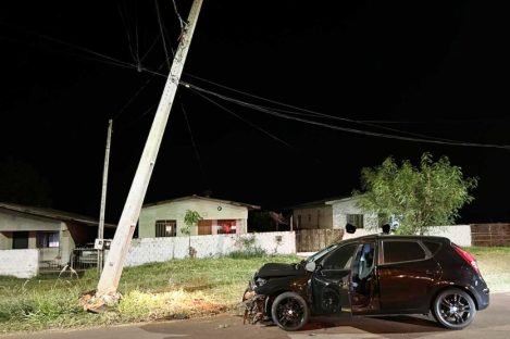 Imagem referente a Condutor embriagado bate automóvel em poste e acaba sendo preso pela PM