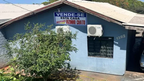 Imagem referente a Placa inusitada: Briga de vizinho resulta em venda de casa