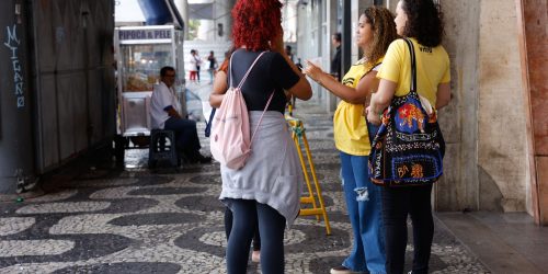 Imagem referente a Estudantes começam a entrar nos locais de prova do Enem