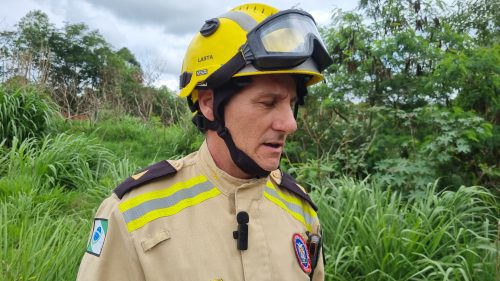 Imagem referente a Conforme subtenente, quatro pessoas estavam em carro que capotou em barranco