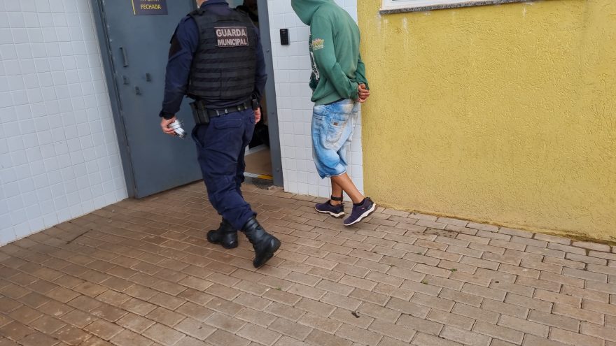 Com tornozeleira eletrônica, jovem é detido furtando na Rodoviária